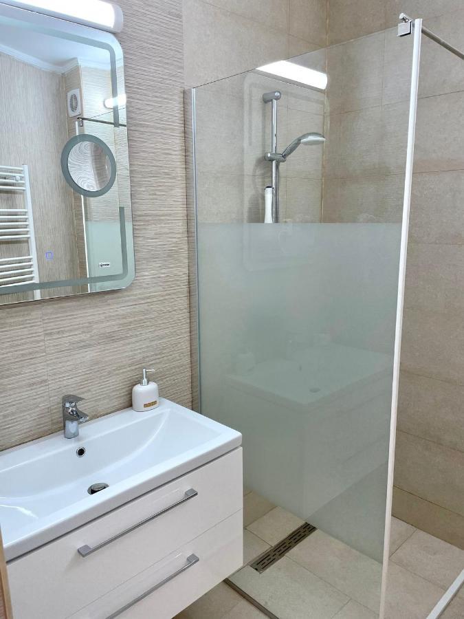 Caprice Deluxe Accomodation دروبيتا تورنو سيفيرين المظهر الخارجي الصورة