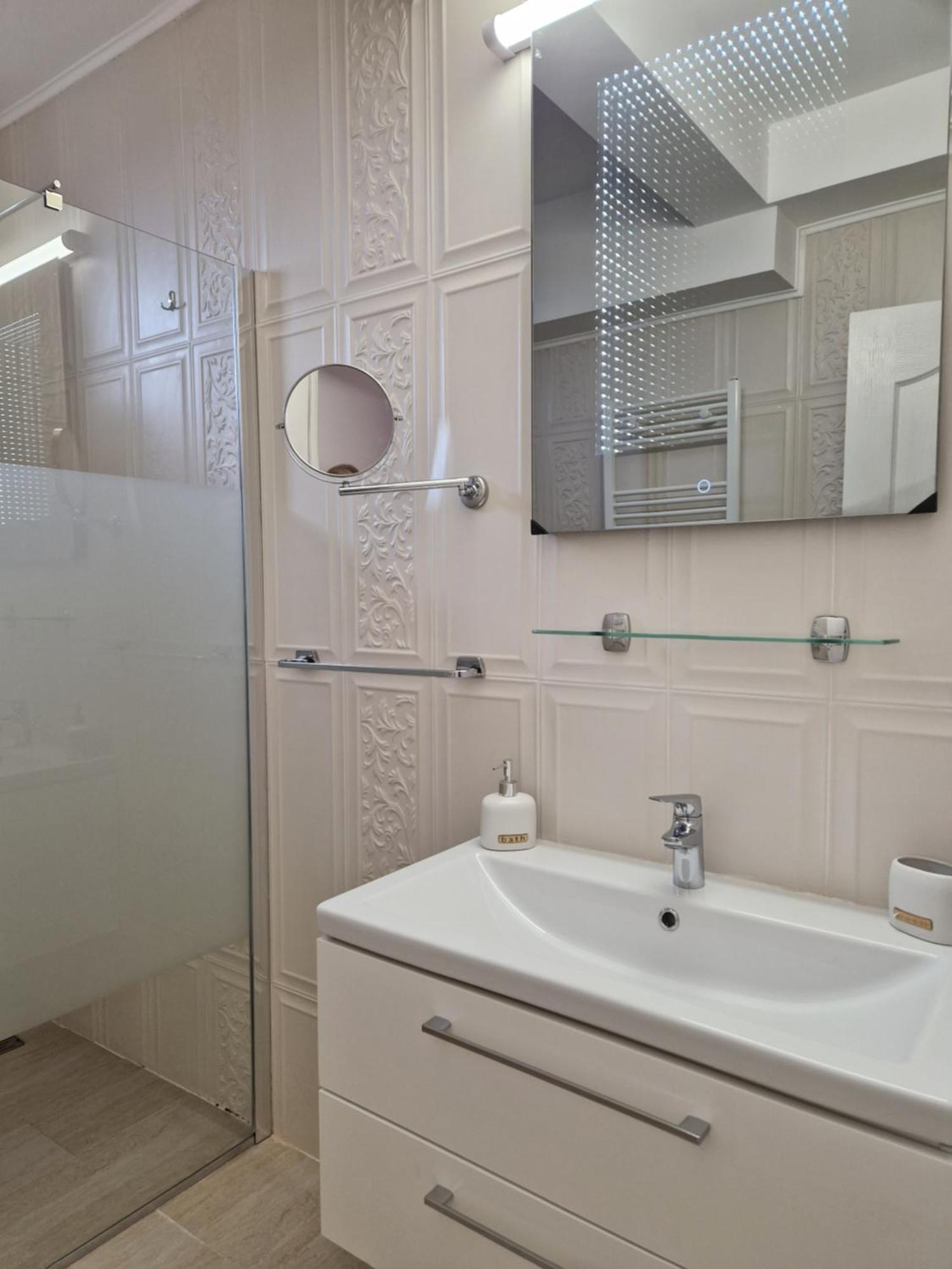 Caprice Deluxe Accomodation دروبيتا تورنو سيفيرين المظهر الخارجي الصورة