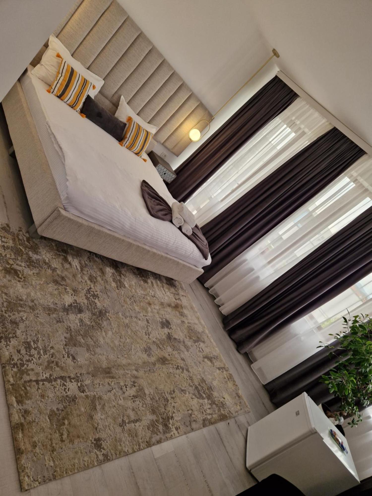 Caprice Deluxe Accomodation دروبيتا تورنو سيفيرين الغرفة الصورة